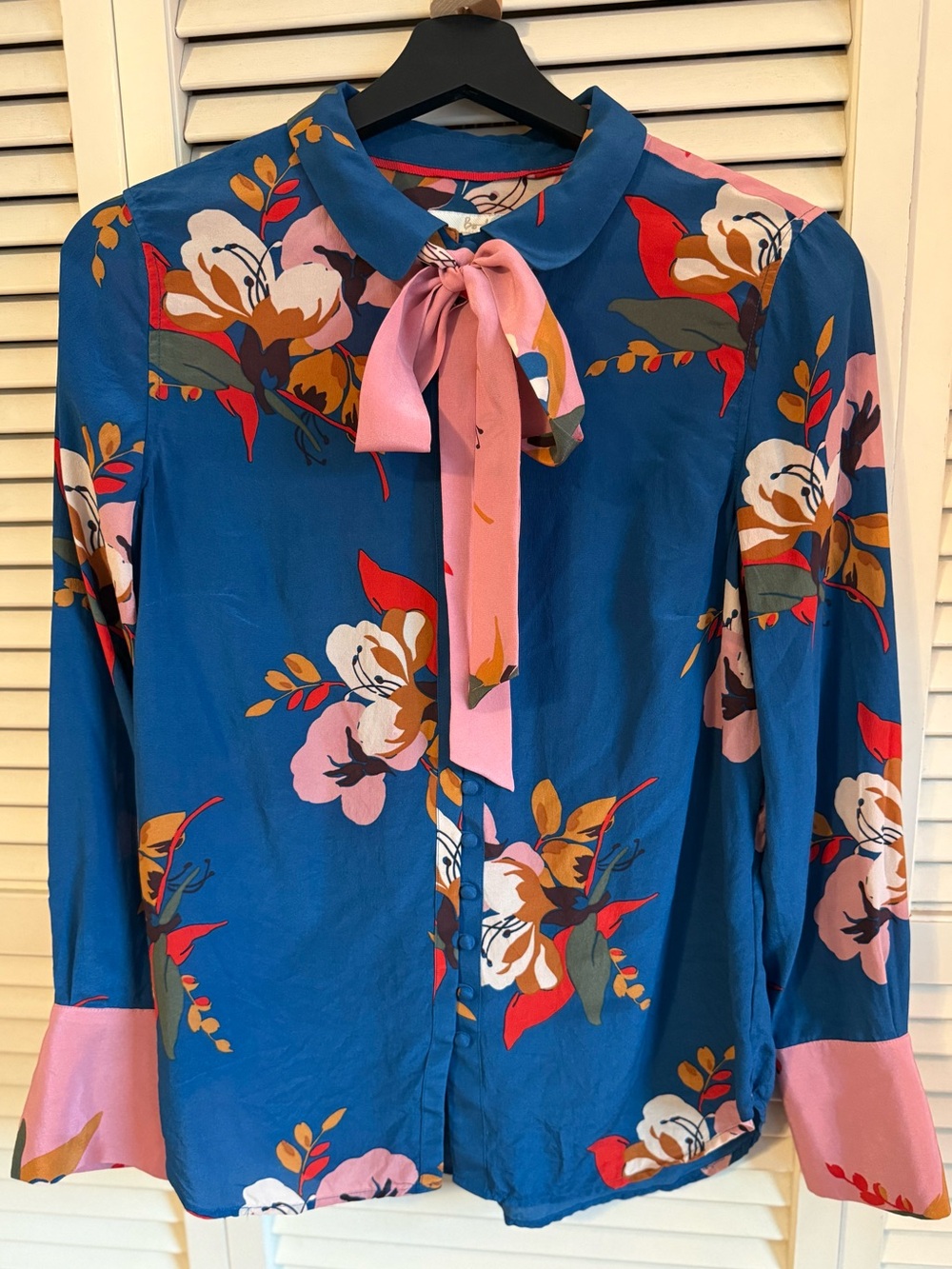 Beautiful 100% silk floral Boden button up blouse. Optional neck tie.